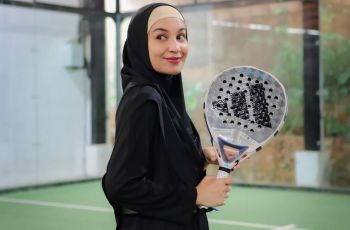 Main Padel Tetap Stylish? Intip Gaya Hijab Sporty Shireen Sungkar!