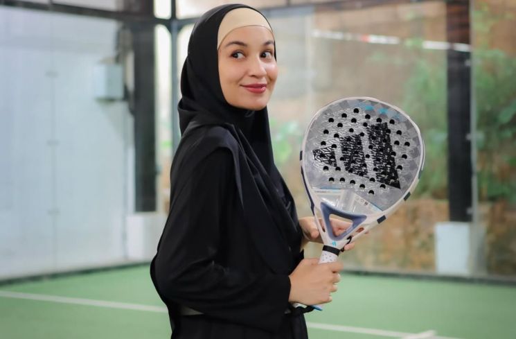 Main Padel Tetap Stylish? Intip Gaya Hijab Sporty Shireen Sungkar!