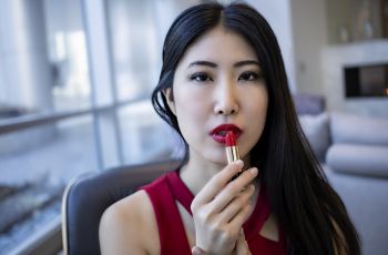 Tren Makeup Paris Haute Couture 2025: Dari Bibir Hitam ke Clean Girl Look