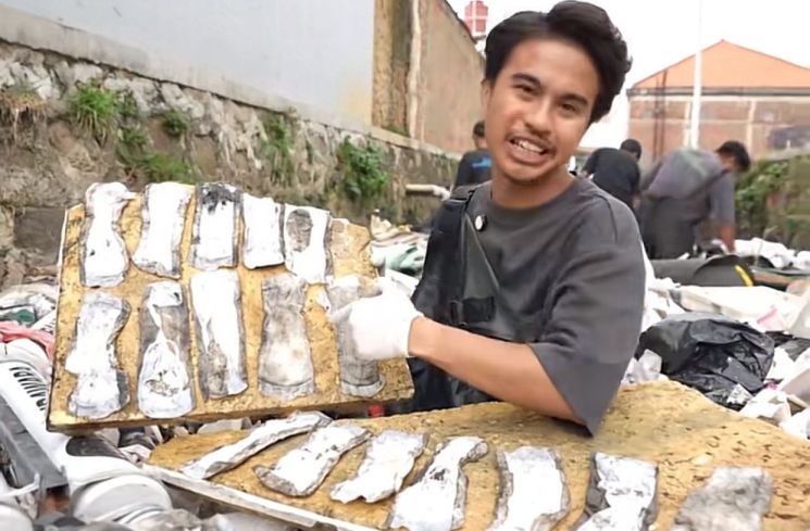 Pandawara group temukan pembalut di sungai (Tiktok/@pandawaragroup)
