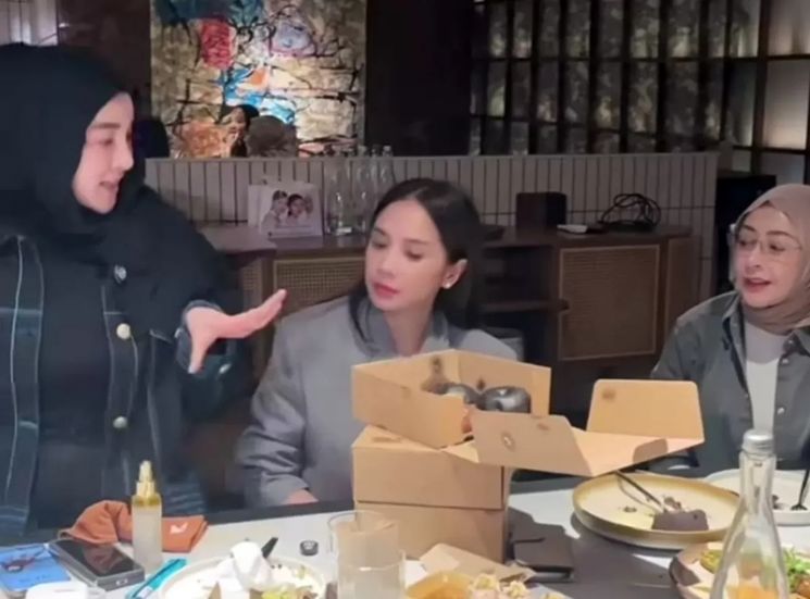 Nagita Slavina dan Shandy Purnamasari review donat Pinkan Mambo (instagram/shandypurnamasari)