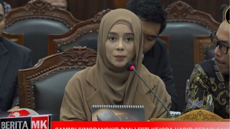Potret Lesti Kejora saat Menghadiri Sidang Uji Materi Undang-Undang Hak Cipta (YouTube/Mahkamah Konstitusi RI)