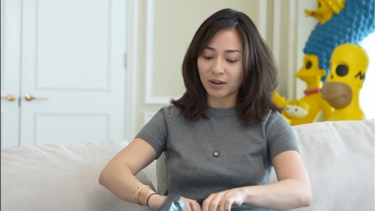 Potret Nikita Willy saat Membuka Hasil Belanjaan Thrifting-nya di Pasar Senen (YouTube/Nikita Willy Official)