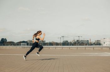 5 Merek Sepatu Running Lokal di Bawah Rp500 Ribu, Cewek Aktif Wajib Punya!