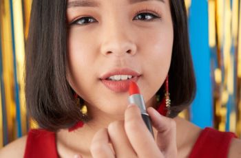 Jangan Sampai Salah Shade! Ini Rekomendasi Lipstik Paling Cocok untuk Kulit Gelap