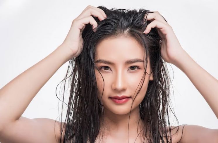 Ilustrasi perawatan rambut alami. (Freepik)