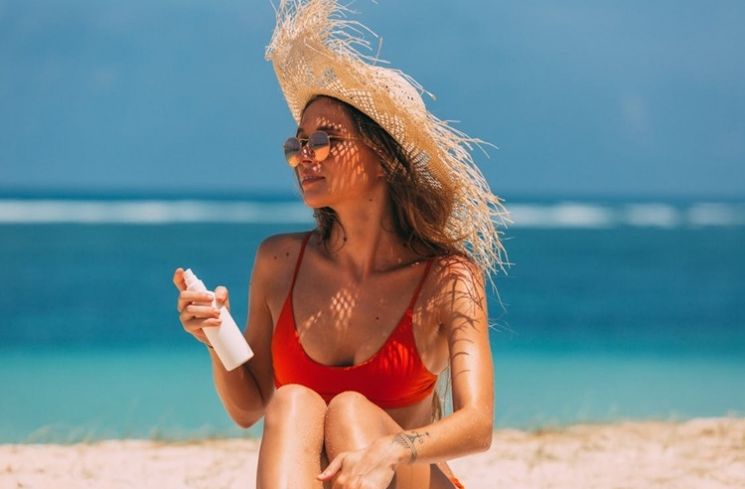 Ilustrasi memakai sunscreen spray (Pexels.com/Mikhail Nilov)
