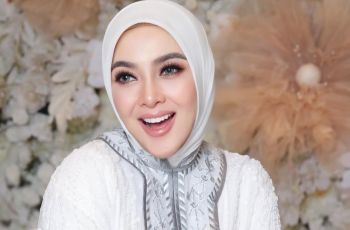 Rekomendasi 3 Lipstik Nude Buat Tiru Look Glamor Syahrini