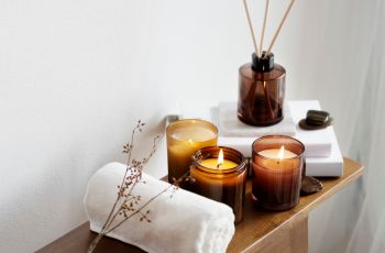 3 Lilin Aromaterapi Lokal dengan Wangi Cozy, Bikin Rumah Auto Jadi Healing Spot!