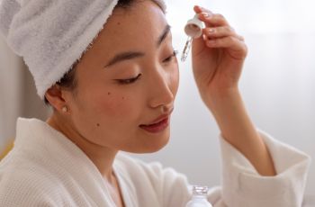 3 Serum dari Artis yang Ampuh Samarkan Dark Spot, Udah Coba Belum?