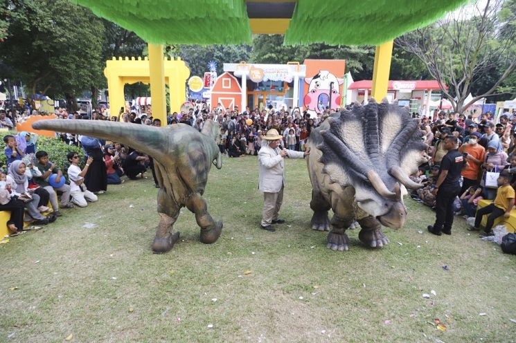 Maskot dinosaurus raksasa (dok. KumparanMOM)