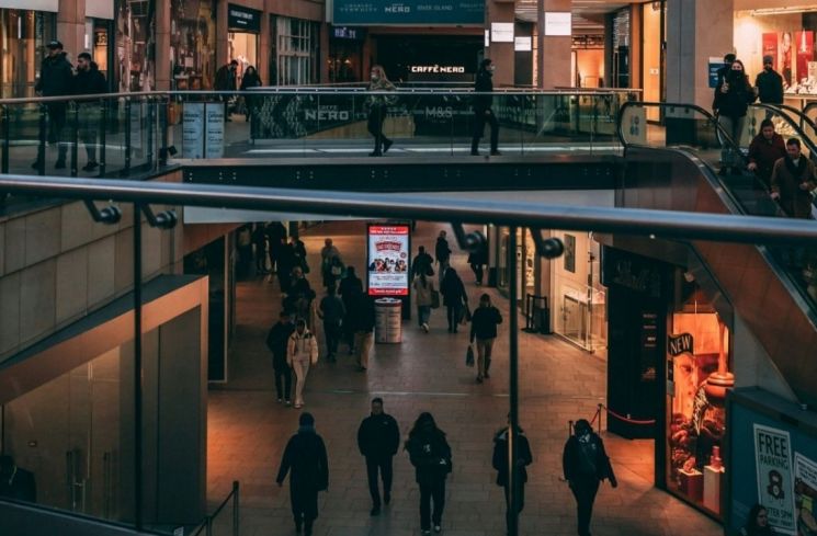 Ilustrasi rohana dan rojali saat pergi ke mall (Unsplash/Korng Sok)