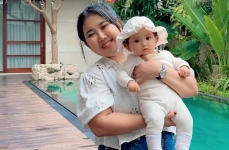 Kiky Saputri bersama putrinya, Kayesha. [Instagram]