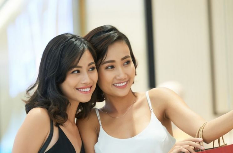 Ilustrasi pengunjung mal selfie (Freepik/pressfoto)