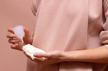 Sampah Pembalut Bikin Heboh, Cewek Mulai Lirik Menstrual Cup karena 3 Alasan Ini!