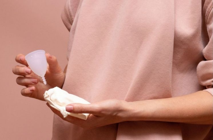 Ilustrasi menstrual cup (Unsplash/Oana Cristina)