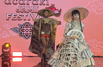 Tradition Meets Couture: Saat Mbok Jamu Melangkah ke Panggung Runway
