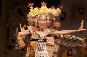 Bukan Sekadar Legenda: Gusti Ayu Soli, Penari Bali Berusia 100 Tahun yang Masih Aktif Pentas