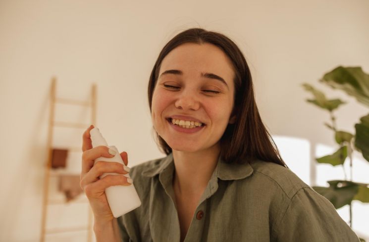 Ilustrasi pakai soothing spray (Freepik/lookstudio)