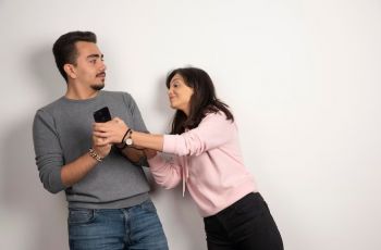 Katanya Cuma Sekali, Tapi Kok Diulang? Yuk, Kenali Pola Pasangan yang Rentan Selingkuh Lagi