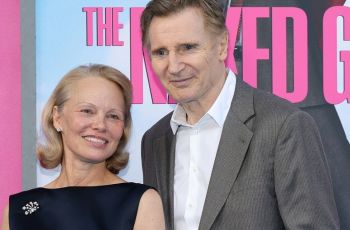 Bukti Cinta Nggak Kenal Usia: Pamela Anderson dan Liam Neeson Cinlok di Tengah Penayangan Perdana The Naked Gun