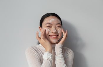 Bye Kusam, Hello Glowing! 5 Sabun Cuci Muka Ini Aman Buat Kulit Remaja