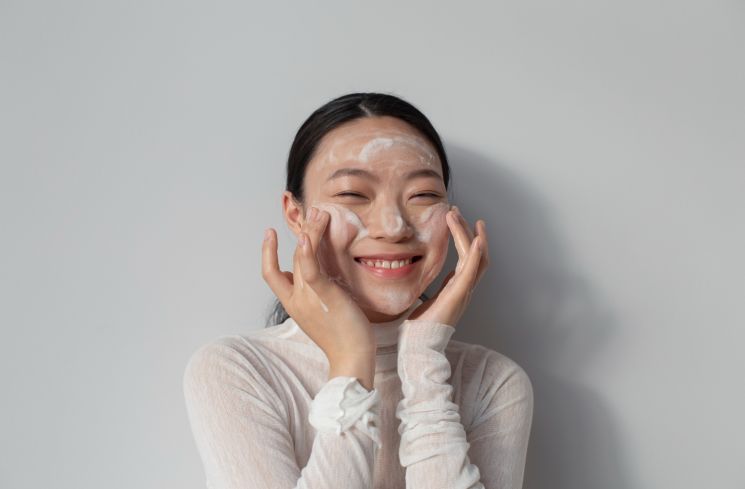 Ilustrasi sabun cuci muka remaja (freepik/freepik)