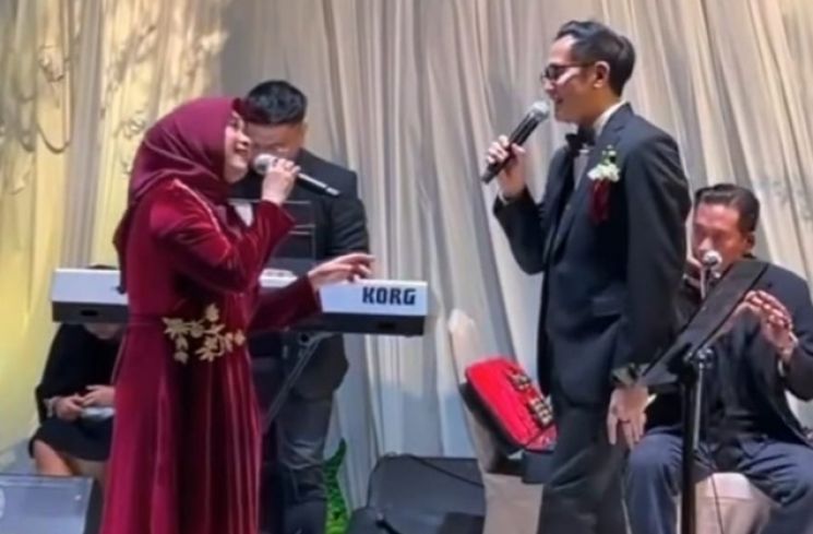 Ikke Nurjanah dan Aldi Bragi duet di nikahan anak (Instagram/best_coupleindonesia)