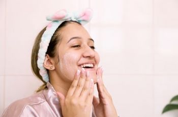Kulit Kering sampai Berjerawat, Ini 5 Facial Wash Azarine yang Paling Banyak Direkomendasikan!