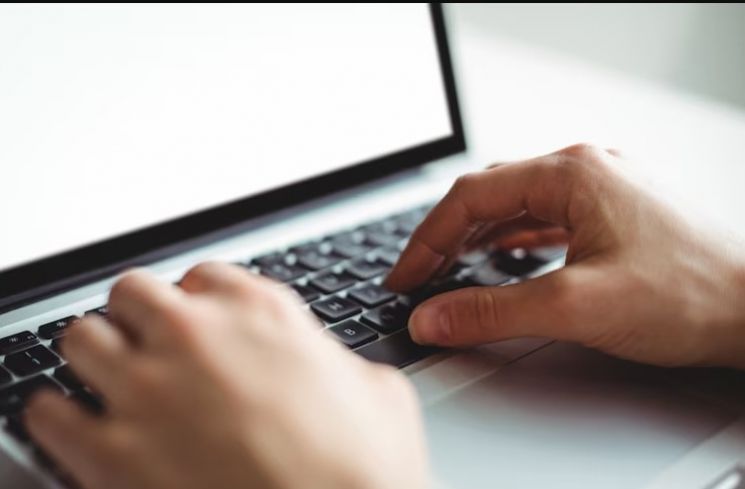 Ilustrasi Polytron Siap Debut di Dunia Laptop. (Freepik)