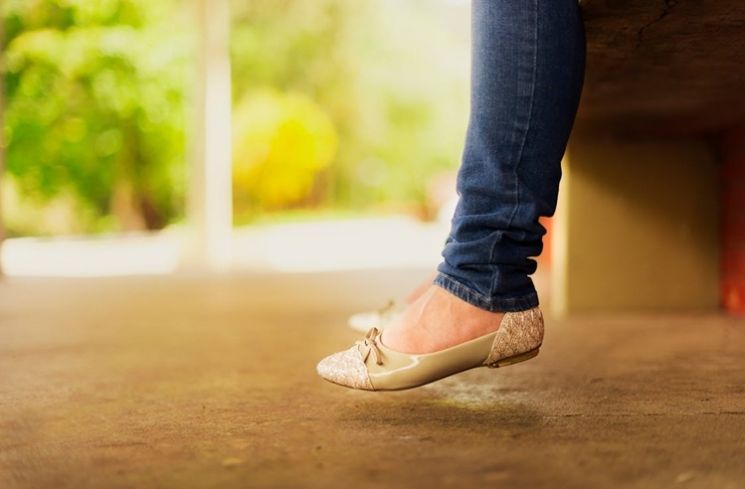 Ilustrasi memakai flat shoes (Pexels.com/Daniel Reche)