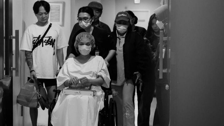 Potret DJ Bravy yang mendampingi Erika Carlina yang tengah duduk di kursi roda saat menuju ruang bersalin (Instagram/@bravyson.vconk)