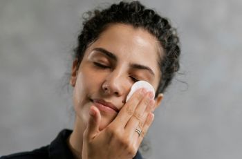4 Essence Korea Pencerah Wajah yang Viral, Kulit Glowing Nggak Cuma di Mimpi!