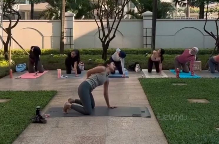 Sesi yoga di acara Morning Flow. (Dewiku.com/Vania)