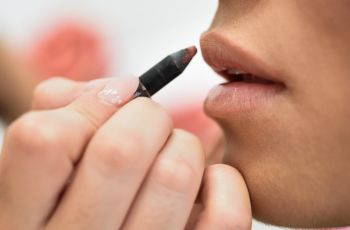 4 Lip Liner Lokal Bikin Bibir Plumpy, Harga di Bawah Rp 100 Ribu!