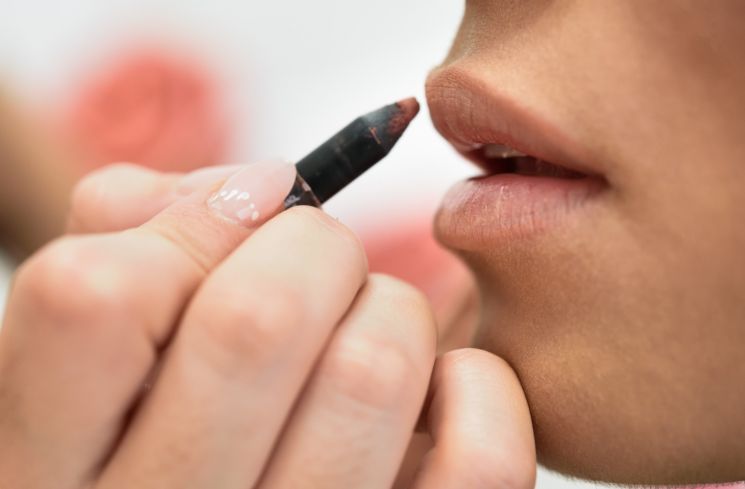 Ilustrasi lip liner (freepik/javi_indy)