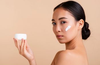 Kulit Berminyak Bukan Alasan Skip Moisturizer! Coba 3 Pelembap Ringan Ini