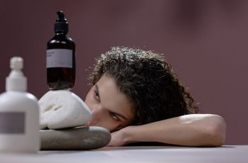 Rambut Cepet Lepek? Coba 5 Sampo Ini Biar Tetap Fresh Seharian!