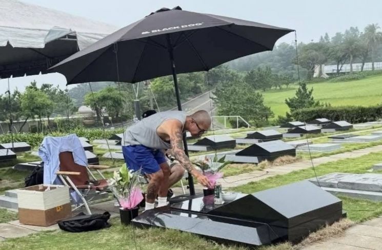 Potret Koo Jun Yup datang ke makam Barbie Hsu (X/@jayagiina)