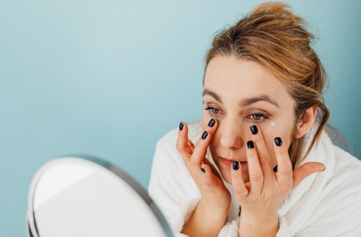 Ilustrasi memakai produk skincare (Pexels.com/Kaboompics.com)