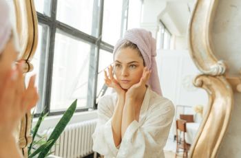 Kulit Lembut dan Cerah Nggak Cuma Mimpi, Ini 5 Produk Eksfoliasi yang Worth It Banget