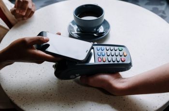 Gen Z dan Mentalitas Cashless: Hidupnya Bergantung Banget Sama Sinyal