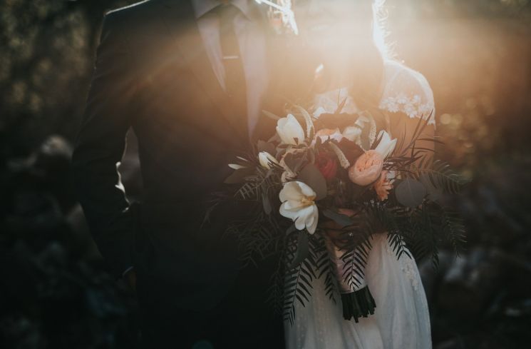 Ilustrasi duda menikah lagi (unsplash/Nathan Dumlao)