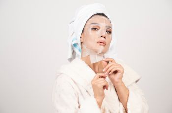 Baru Tahu Ada Sheet Mask Khusus Leher? Coba 3 Produk Korea Ini!