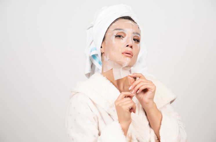 Ilustrasi sheet mask khusus leher (Freepik/azerbaijan_stockers)