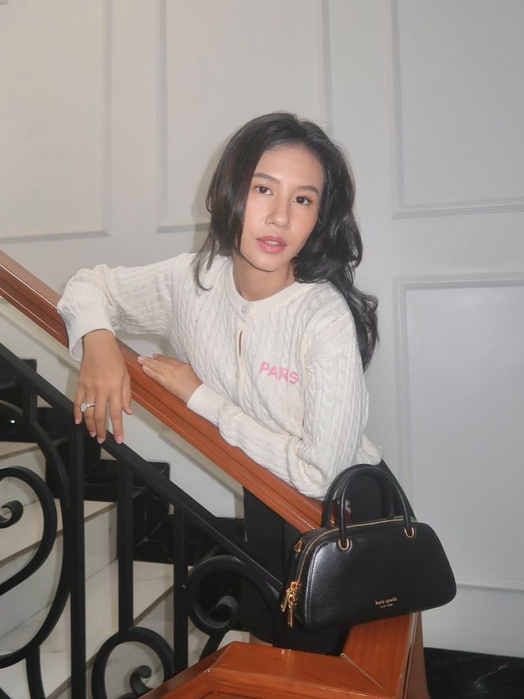 Gaya minimalis Shenina. 9Instagram/@sheninacinnamon)