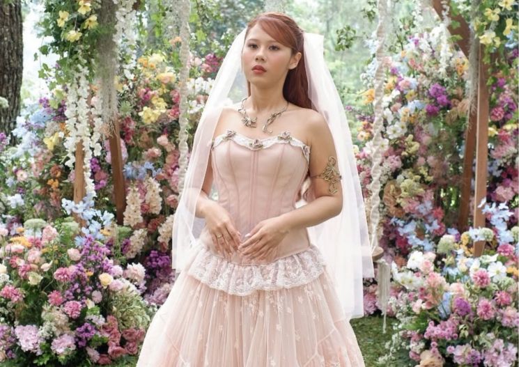 Potret gaun Nadin Amizah saat acara resepsi (Instagram/@wirantikurniabride)