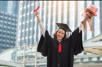 Panduan Kebaya Wisuda: Pilih yang Mana Biar Tampil Anggun di Hari Spesial?