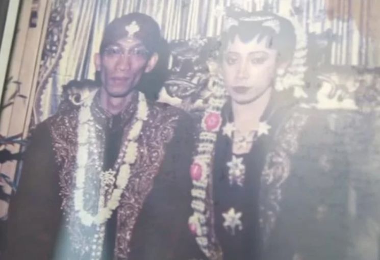 Foto pernikahan Melly Goeslaw dan Anto Hoed Tahun 1995 (Instagram/@melly_goeslaw)
