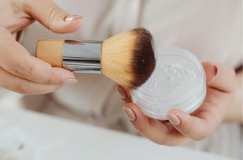 Bebas Luntur! Ini 4 Translucent Powder Lokal Favorit Semua Warna Kulit